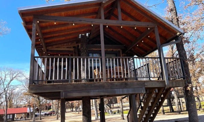 Elm Mott RV Rental | Meadowlark Treehouse (15 MIN to Magnolia/Baylor)