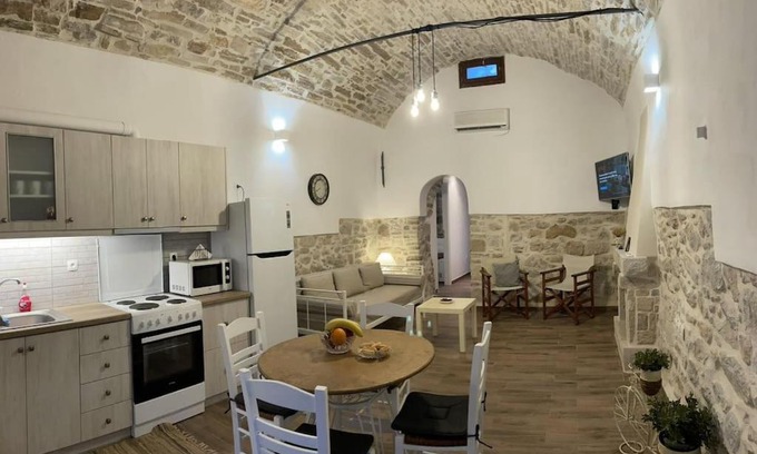 Kalamoti Apartment | Medieval Country House in Mastichochoria