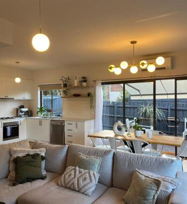 Oak Park House | Melbourne home close to Airport & Train Station