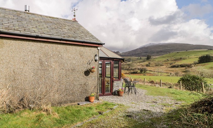 Garndolbenmaen Cottage | MELIN NEWYDD, pet friendly, character holiday cottage in Porthmadog