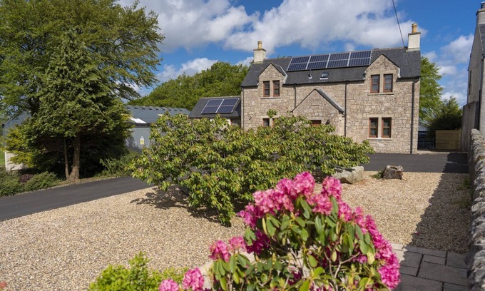 Airth Cottage | Melville Lodge - a cottage that sleeps 6 guests in 3 bedrooms