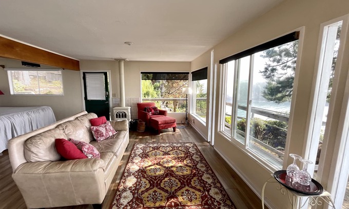 Albion Cottage | Mendocino Coast Cliffside Cottage—Shangri-La