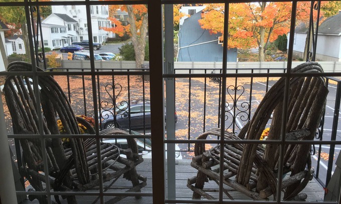 Westborough Condo | Metrowest Nest - A Cozy 1 bedroom condo + parking near commuter rail
