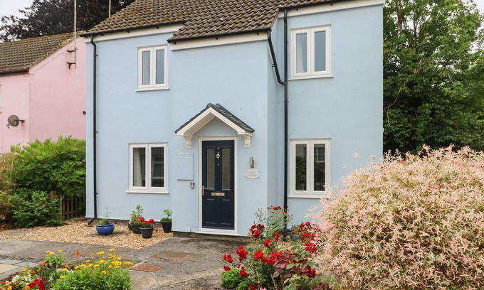 Laugharne Cottage | MEWS COTTAGE, pet friendly, with a garden in Laugharne