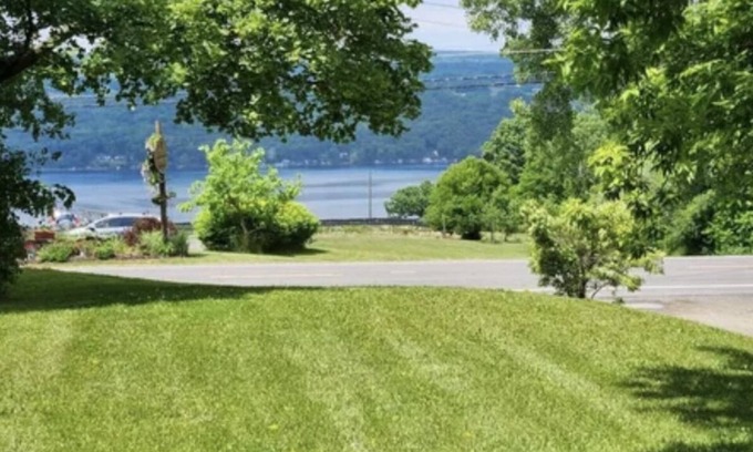 Burdett House | Mi Casa Tu Casa: Lakeview, Hot Tub, Pets, Walk to Wineries