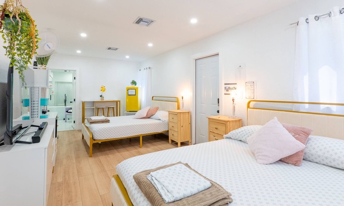 Westchester Apartment | Miami luxury | 1BA | 2 Queen Beds |