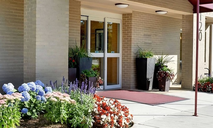 Warren Hotel | Michigan Retreat, Free Breakfast! Proximity to Troy Historic Village!