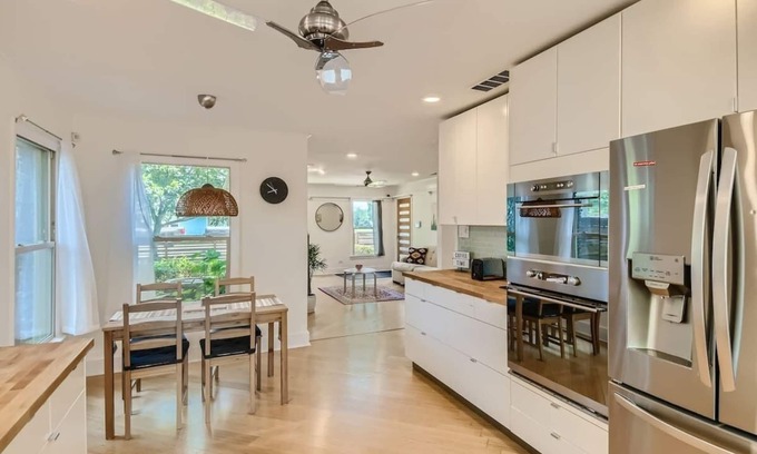 Georgetown House | Mid Century Cozy & Quiet Home-Walk to the Square!