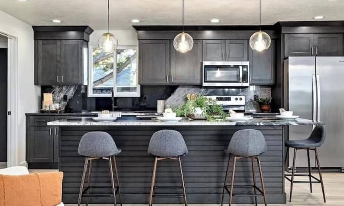 Veterans Park House | Mid Century Modern + 5min to Downtown + Walk to River + Hot Tub + Dog Friendly