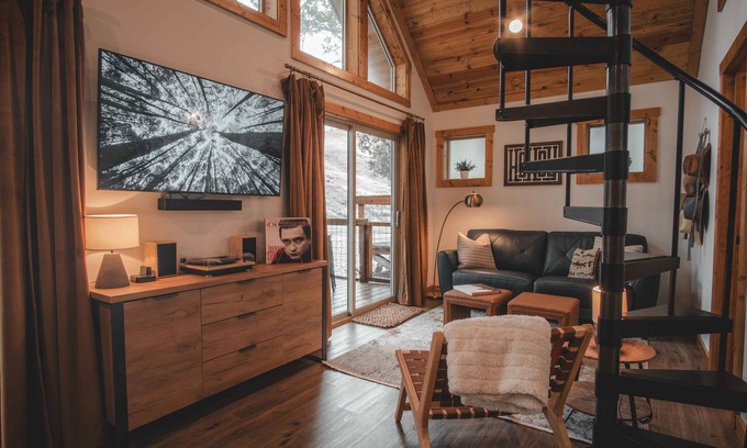 Riggins Cabin | Mid-century modern cowboy retreat with a 35-ft. deck on the Salmon River.