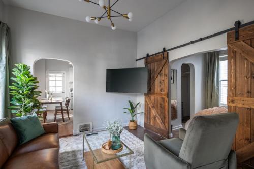 Little Italy Apartment | Mid-Century Modern Retreat in Little Italy