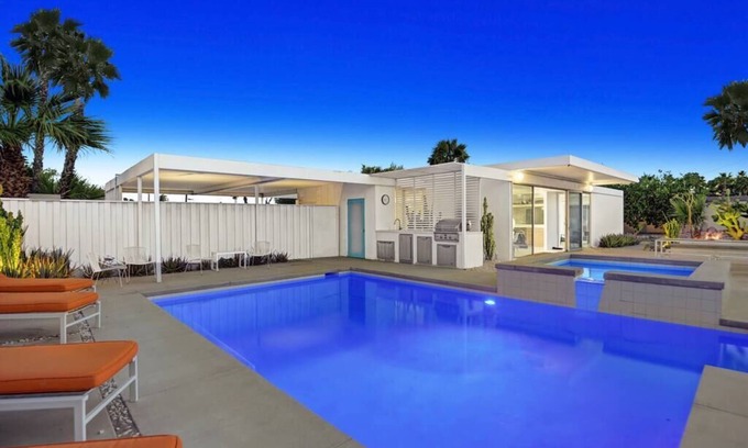 Racquet Club Estates House | Mid-Century Steel Oasis in Palm Springs