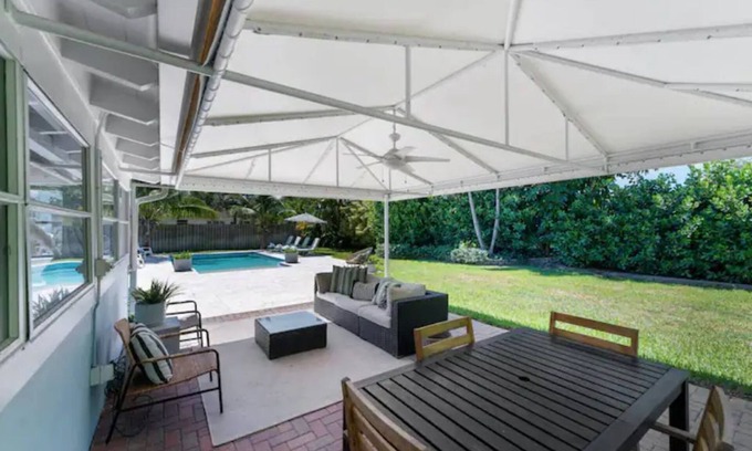 Southside House | Mid-Century Summer Oasis