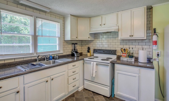 Wilmington Cottage | Mid-Century Wilmington Cottage: 3 Mi to Riverwalk
