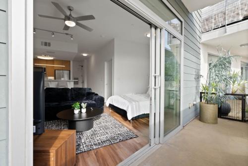 Carthay Circle Apartment | Mid-Wilshire Studio Free Parking, Pool, Gym