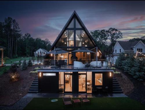 Reed Creek House | Midnight Raven Lake House - luxury a-frame w boat