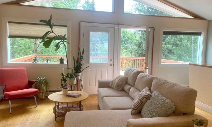 North Star Apartment | Midnight Sun Corporate Loft - near downtown + trails with lots of light!