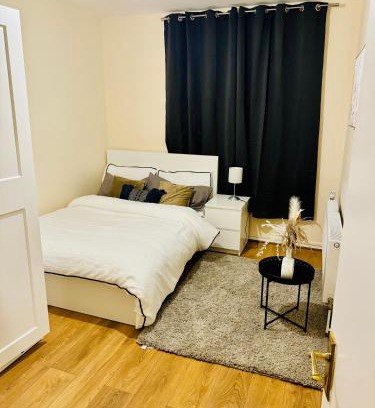 Peninsula House | Millharbour Apartment