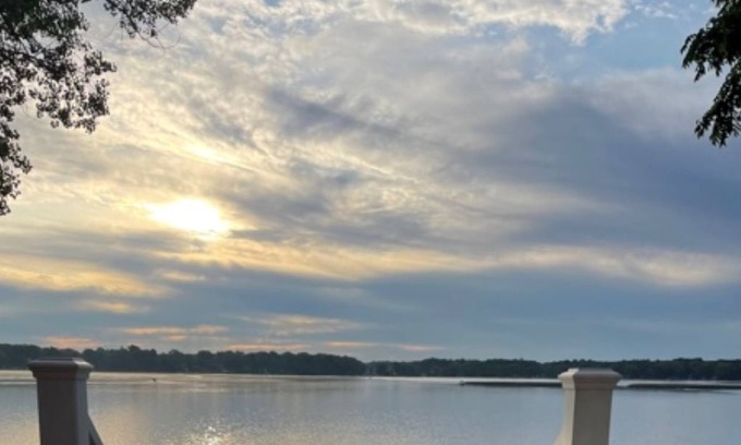 Kendall House | Million Dollar View!! Private Lake House with 100 ft private beach!!