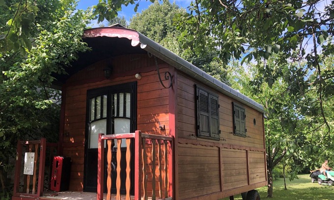Milly-la-Foret Ski Chalet | Millygite Roulotte - 4 Seasons Chalet on Wheels - Cottage
