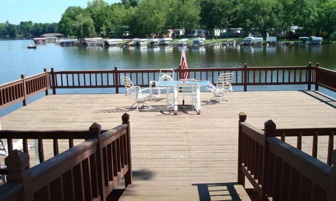 Monticello Condo | Min 30 Day Rental - w/Access to Deck, 1 Canoe and 4 Kayaks, Boatlift, Swimming