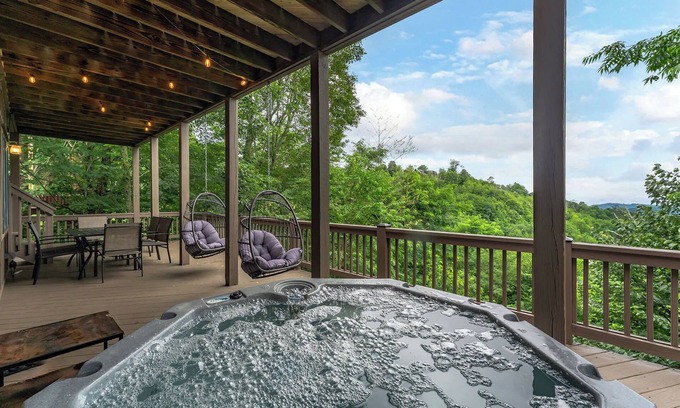 Wolf Laurel House | Min to Hatley Pt Stunning Mtn Views Hot Tub