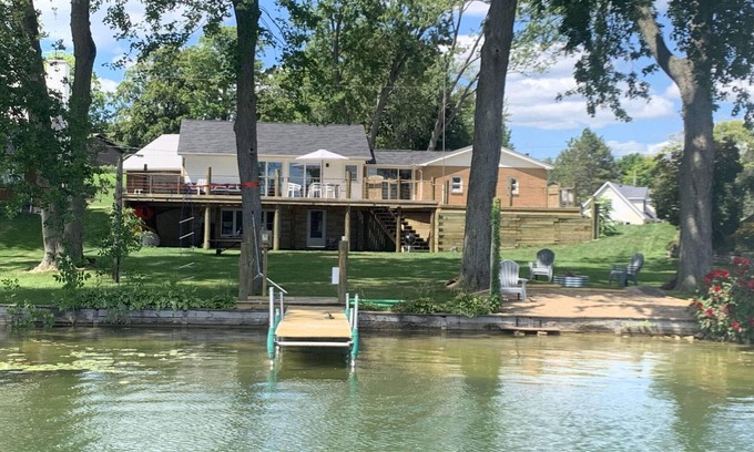 Bradley House | Miner Lake Lakefront Beach Cottage for Family Fun