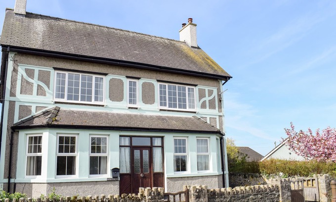 Newborough Cottage | MINFFORDD, pet friendly, with open fire in Newborough