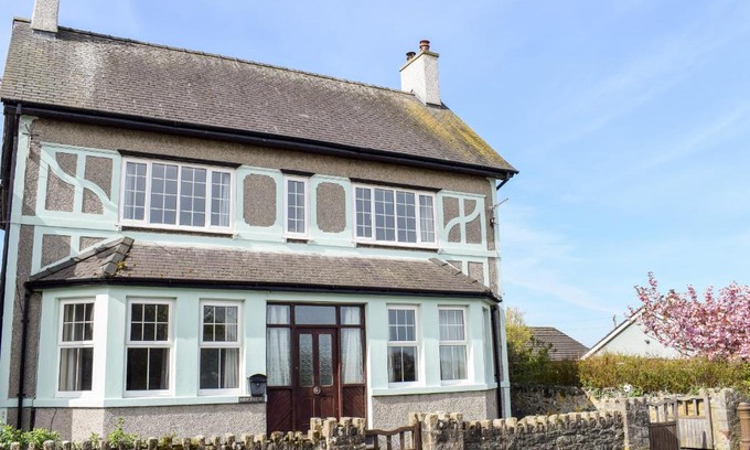 Newborough House | Minffordd