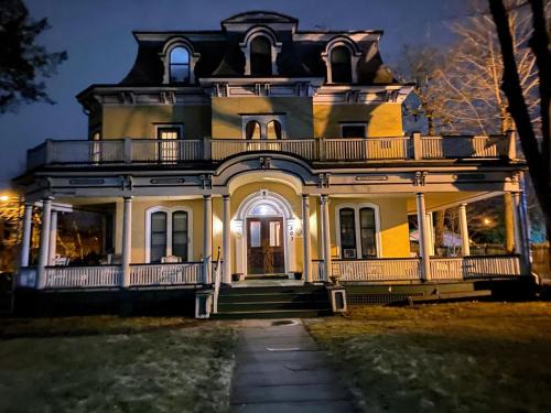 Plainfield House | Mini Mansion Hotel near public transportation is the yellow and green house on the corner of 8th st and Madison avenue