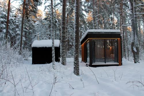 Kahala Apartment | Minimaja ja saunamaja vaatega männimetsale