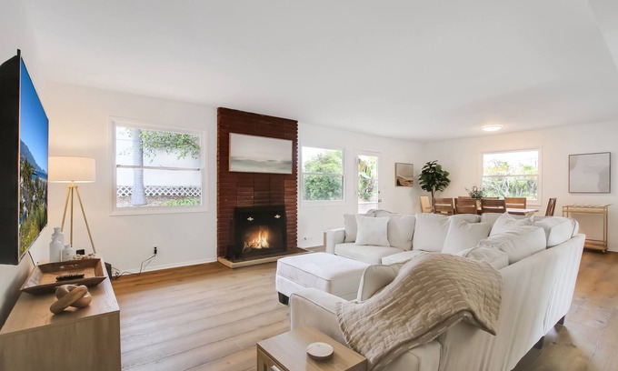 The Mesa House | Minimalist style 4 Bed Home sleeps 8 located 2 blocks from beach