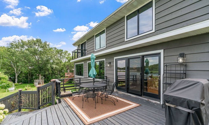 Lindstrom House | MINNeSTAY* Kichisaga Retreat Lake Home | Family