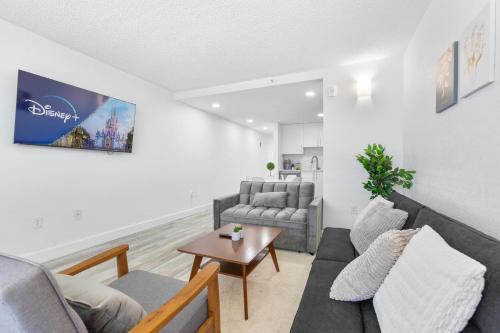 West Kissimmee Apartment | Mins from Disney Gym Pool Parking Pet Friendly