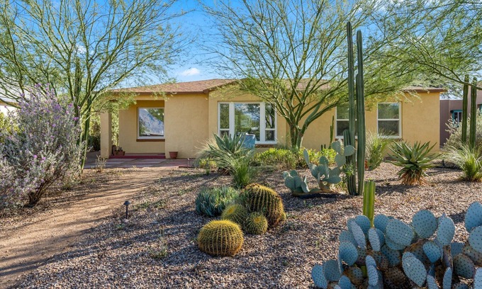 Blenman-Elm House | Mins to UofA, 4th Ave and Downtown - 5 Roku TVs!