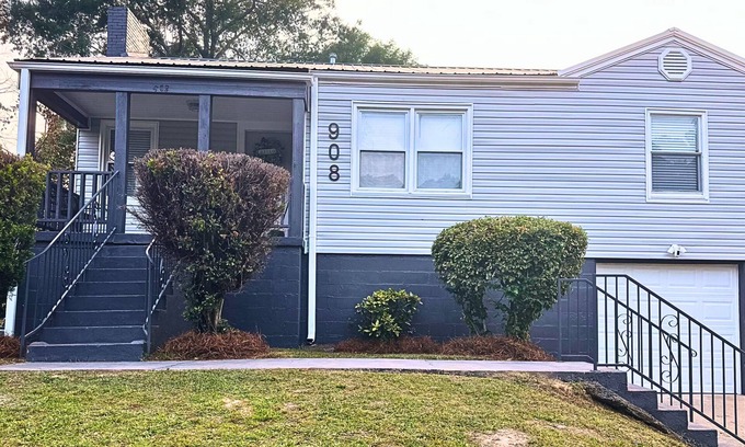 Birmingham House | Minutes from Birmingham and Hoover! Enjoy with Family for Fun & Fellowship