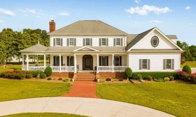 Ocoee House | Minutes from the Ocoee River! Farmhouse that sleeps 18! 3 King Suites!