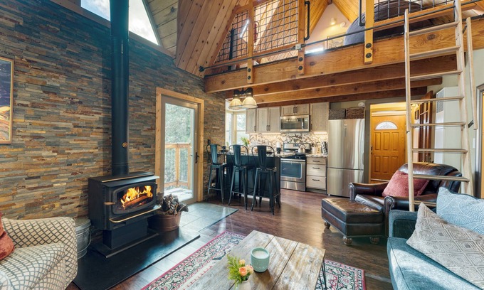 Truckee House | Minutes to Donner Lake | Lofted A-Frame-Inspired Design + Deck | Jeffrey Pines