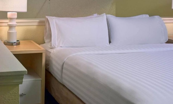 Middleburg Heights Hotel | Minutes to Downtown Cleveland! Budget-friendly Accommodation W/FREE Parking!