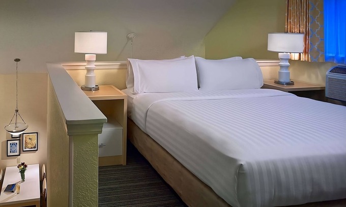 Middleburg Heights Hotel | Minutes to Downtown Cleveland! Budget-friendly Accommodation W/FREE Parking!