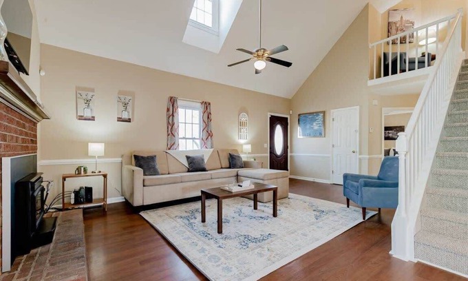 Hopkins House | Minutes to Fort Jackson- Stay at the Breeze on Inn