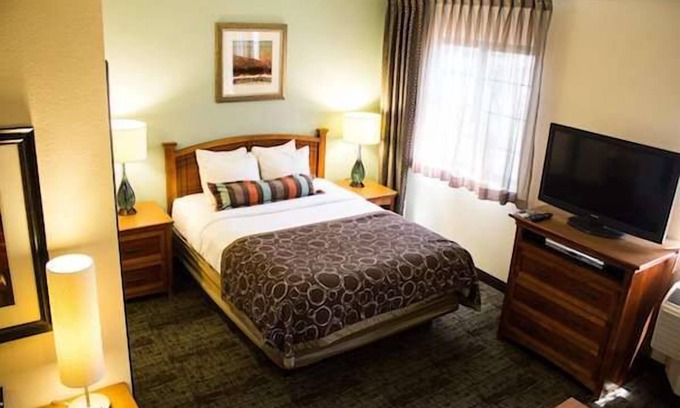 Las Colinas Resort | Minutes to Grapevine Convention, Parking, Swimming Pool and FREE breakfast