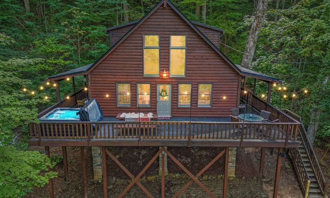 Slade Cabin | Minutes to Nada Tunnel + Natural Bridge SP/Views - Hot Tub - Firepit