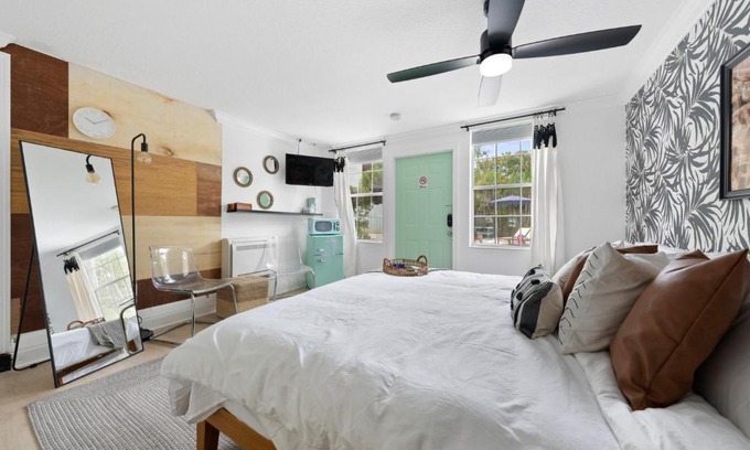 Victoria Park Hotel | MISS PIGGY SUITE at THE KarINN BOUTIQUE HOTEL - Downtown Ft Lauderdale 3