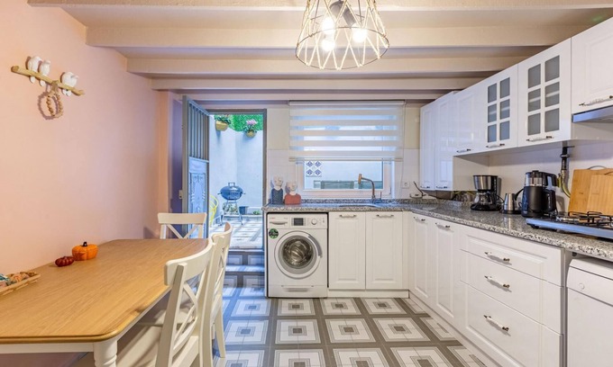 Ortakoy Apartment | Missafir House with Refreshing Garden in Besiktas