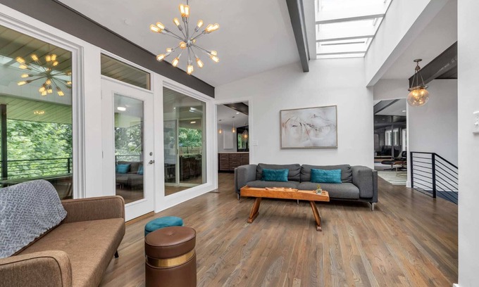 Rossville House | ♥ Mission Ridge Midcentury - Family Friendly - Valley Views - High Speed Wifi
