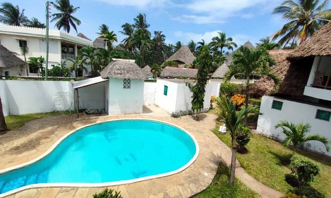Galu Beach Apartment | Miwa Budget Apartments 5mins less walk to beach(single budget rooms)