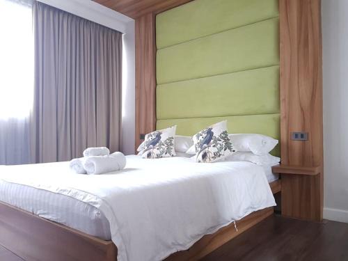 Wack-Wack Greenhills Villa | Modern 1BD Executive Suite, Netflix Wifi Pool Gym