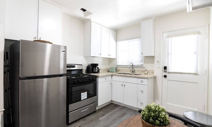 The Flats Apartment | Modern 1BR Apartment Prime Location