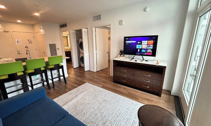 Koreatown House | Modern 1BR Getaway with Balcony Views in DTLA & K-Town, Rooftop,WIFI and AC